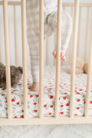 Crib Sheet - Summer Strawberries (by Solange Pilote)